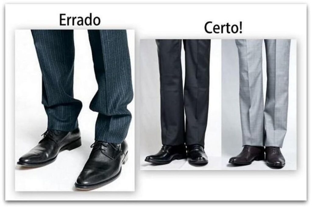A imagem é um guia visual comparativo que demonstra a forma "Errada" e "Certa" de usar o comprimento da barra de calças sociais masculinas em relação aos sapatos.
No lado esquerdo, sob o título "Errado", vemos as pernas de um homem usando calças sociais escuras, possivelmente azul-marinho ou grafite com risca de giz. As calças estão visivelmente compridas demais, resultando em um excesso de tecido que se acumula e enruga significativamente sobre os sapatos sociais pretos de amarrar, de bico levemente arredondado. Este caimento cria um visual desleixado, com múltiplas dobras horizontais e uma aparência de "sanfona" na parte inferior da perna.
No lado direito, sob o título "Certo!", são apresentados dois exemplos de caimento ideal.
O primeiro par de pernas, mais à esquerda dentro da seção "Certo!", exibe calças sociais pretas lisas sobre sapatos sociais pretos, também de amarrar e bico arredondado. A barra da calça toca levemente a parte superior do sapato, formando uma única e sutil dobra (conhecida como "quebra" ou "break"), o que confere um aspecto elegante, limpo e bem ajustado.
Ao lado deste, um segundo exemplo "Certo!" mostra calças sociais de cor cinza-clara, possivelmente com uma textura discreta, sobre sapatos sociais marrons escuros de amarrar. Similarmente, a calça cai de forma limpa, com uma quebra leve e adequada sobre o peito do pé, demonstrando como diferentes tipos de barra de calça social podem ser ajustados para um visual polido e proporcional.
Ambos os exemplos do lado "Certo!" apresentam um caimento reto e sem excesso de tecido, contrastando fortemente com o exemplo "Errado". O fundo da imagem é branco, destacando o foco nas calças e sapatos.